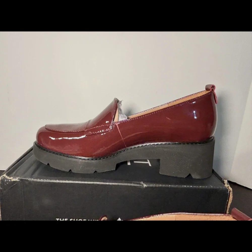 Naturalizer Darry Lug Sole Patent Leather Loafers Shoes Cab Sav Red Size 8.5M